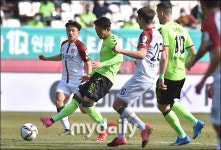 [MD포토] 이용, 회심의 슈팅