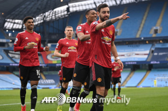 맨유, 맨체스터 더비서 완승…맨시티 21연승 마감