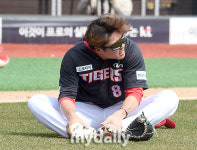 [MD포토] 충돌한 류지혁 '저 괜찮아요'