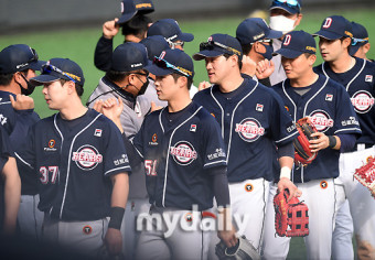 [MD포토] 양석환 '두산 7:3 승리의 하이파이브'
