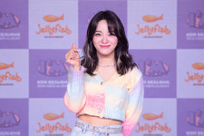 [MD포토] 하트 선보이는 김세정 컴백했어요