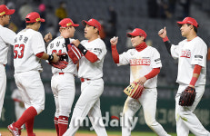 [MD포토] SSG '신나는 개막 2연승'