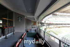 [MD포토] SSG 랜더스필드 스타벅스 스카이박스