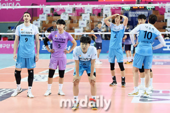 [MD포토] 비디오 판독 결과 기다리는 우리카드
