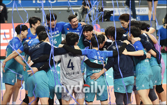 [MD포토] 우리카드, '홈에서 대한항공에 3-0 승리'