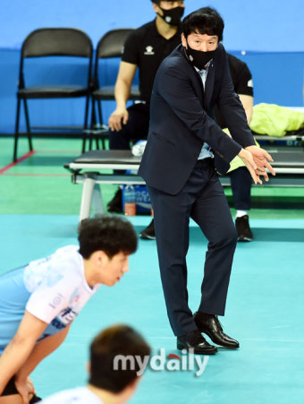 [MD포토] 다급해진 우리카드 신영철 감독
