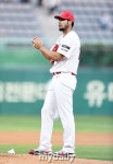 SSG 폰트 목 담 증세, 선발 장지훈으로 변경…