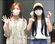 [MD포토] 오마이걸 아린-미미, 하트와 손인사