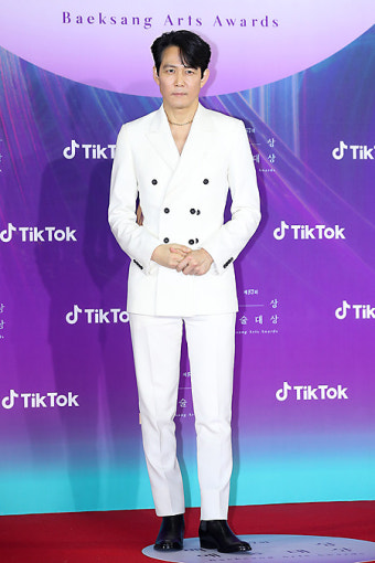 [MD포토] 이정재 '순백의 더블 재킷 패션'