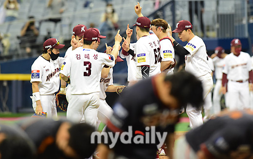 키움, 정현우 주도로 2연패 탈출하며 한화 저지, 젊고 활기찬 선수들의 활약에 주목