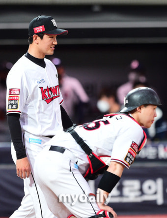 [MD포토] 2이닝 6실점 고영표 '허탈하네'