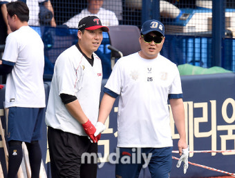 [MD포토] 김현수-양의지 'FA 모범생들, 옛동료지만 우정은 영원해'