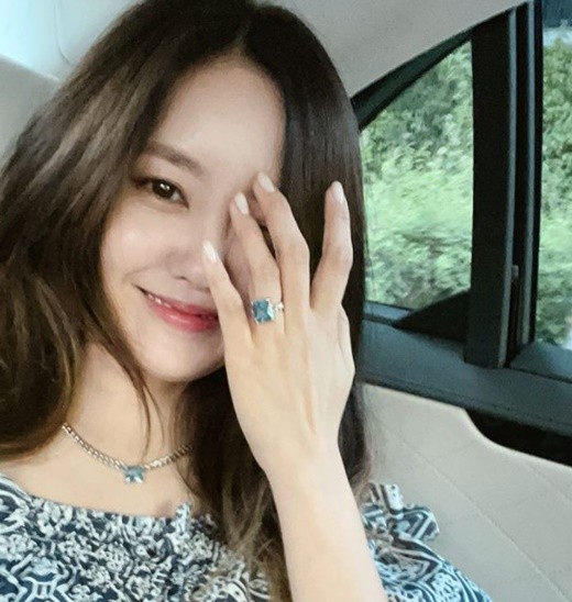 티아라 출신 효민, 화려한 결혼식으로 열애설 종식!
