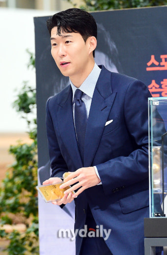 [MD포토] 손흥민 '자신의 기념메달에 수줍은 표정'
