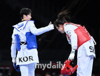 [MD포토] 이다빈 상대 선수 금메달 축하하는 엄지척