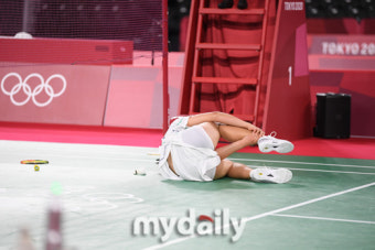[MD포토] 안세영 '발목부상, 고통 호소하며 쓰러진 안세영'