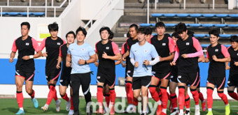 [MD포토] 올림픽축구대표팀 '가볍게 시작하는 훈련'