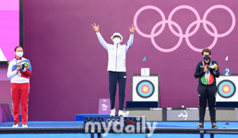 [MD포토] 안산 '도쿄올림픽 여자 양궁 3관왕 달성'