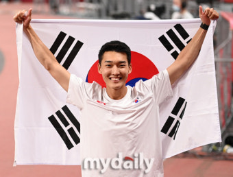 [MD포토] 우상혁 '대형 태극기와 함께하는 한국신기록...올림픽 4위'