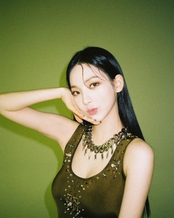에스파 카리나, 허리가 몇 인치야?…명품 드레스 자태에 심쿵 [MD패션]