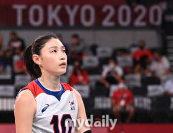 메달보다 값진 감동 '김연경의 눈물과 라스트댄스를 함께한 선수들' [유진형의 현장1mm]