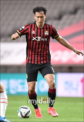 [MD포토] 지동원, '슛이냐 패스냐'