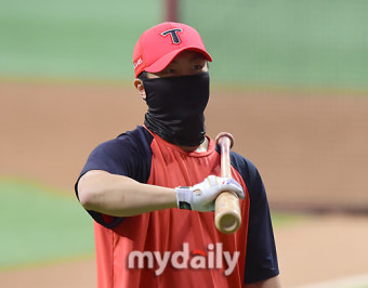 [MD포토] 류지혁 '어깨 안마엔 방망이가 최고'