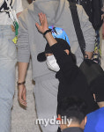 [MD포토] 지민 팬들에게 번쩍 손인사