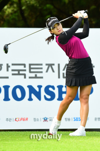 [MD포토] 티샷 안지현 '예리한 눈빛'
