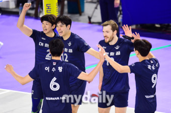 [MD포토] 환호하는 대한항공 '2세트도 잡았다'