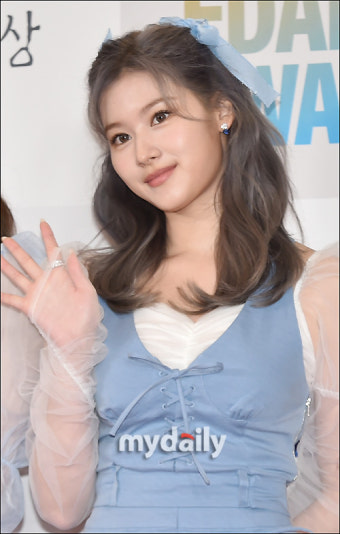 [MD포토] 트와이스 사나, '상큼한 손인사'