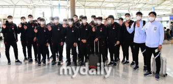 [MD포토] 황선홍 감독 '국가대표 감독으로 첫 데뷔전 앞두고 출국'
