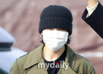 지민 눈빛만 드러낸 출국 패션 [MD화보]