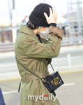 지민 눈빛만 드러낸 출국 패션 [MD화보]