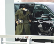 지민 눈빛만 드러낸 출국 패션 [MD화보]