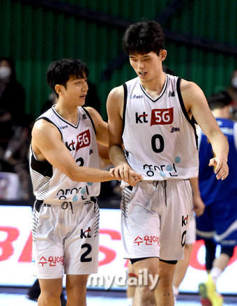 [MD포토] 허훈 '윤기야, 괜찮아'