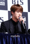 Are You WWH?…BTS 진, 놀이공원서 목격한 아미가 건넨 말