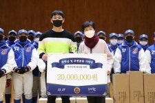 오지환의 끝없는 꿈나무 지원, 잠신중학교에 2000만원 상당 용품 전달