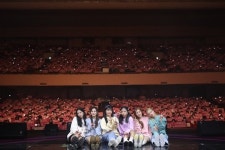 10주년 에이핑크, 눈물의 팬미팅 성료…완전체로 뜻깊은 연말