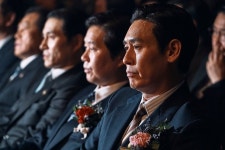 킹메이커 설경구·이선균, 연기킹들의 만남…뜨거운 열연 돋보이는 스틸 공개