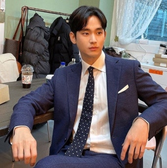 김수현, 머리가 손만 하네…'소두 종결자'의 위엄