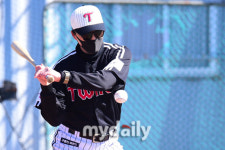 [MD포토] 김우석 코치 