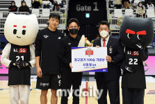 [MD포토] 서동철 감독 KBL 통산 100승 기념상