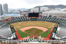 [MD포토] 투수 친화적 구장으로 새롭게 태어난 사직야구장