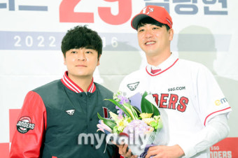 [MD포토] 김광현과 뜨거운 포옹 추신수 'SSG 환영한다!'