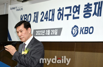 [MD포토] 강정호 복귀에 대한 질문 받는 허구연 총재