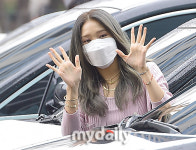 [MD포토] 오마이걸 미미 화사한 손인사