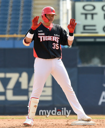 '제2의 이승엽'에 흥분한 타이거즈…'작년 0홈런' FA 재수생은 어쩌나