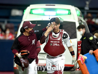 [MD포토] 부상으로 교체되는 키움 김재현