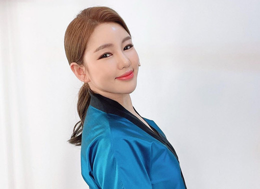 가수 송가인, 유튜버로 변신! 이사배와 함께한 아이돌 메이크업 도전으로 새로운 매력 발산